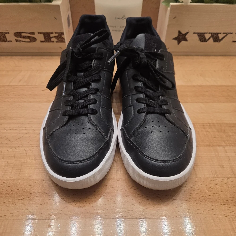 On Running The Roger Advantage Black/White Leather Sneakers Womens Size 9.5